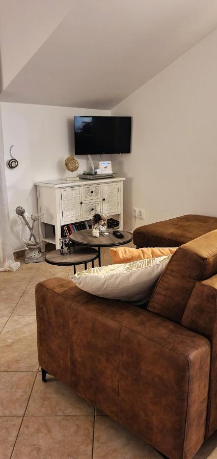 Apartment Kate Слатине Екстериор снимка