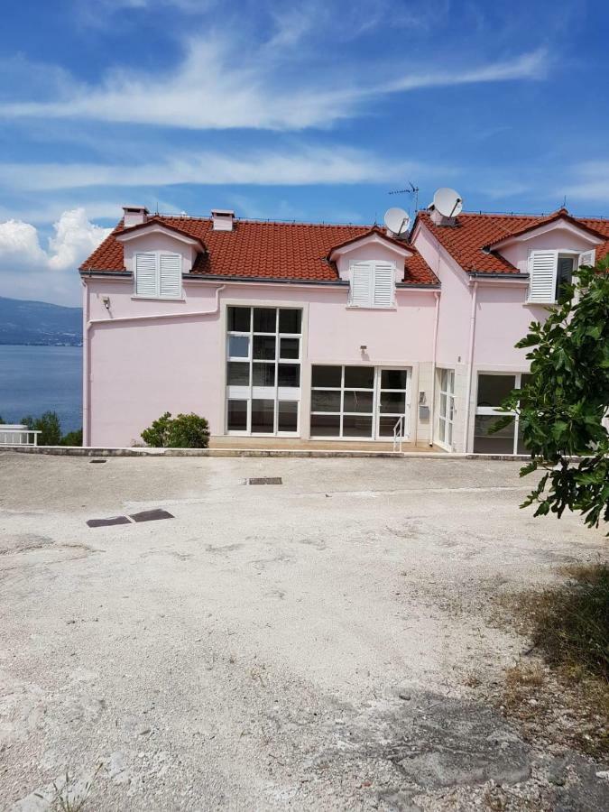 Apartment Kate Слатине Екстериор снимка